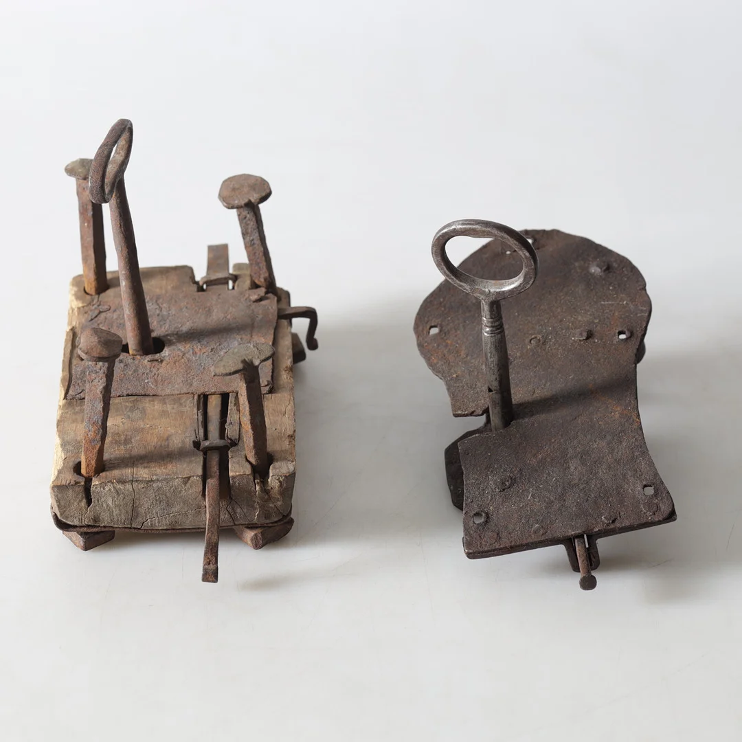 LÅS, 2 st, trä, 1700-/1800-tal. — Technica & Nautica — Gomér & Andersson Nyköping
