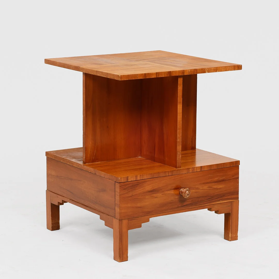 Sidebord fineret med nøddetræ med underliggende hylde og skuffe, 1900-tallets første halvdel. — Coffee Tables — Palsgaard Kunstauktioner