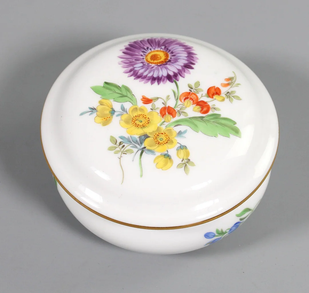 MEISSEN DECKELDOSE *Blume 3*. — European — Auktionshaus Bossard