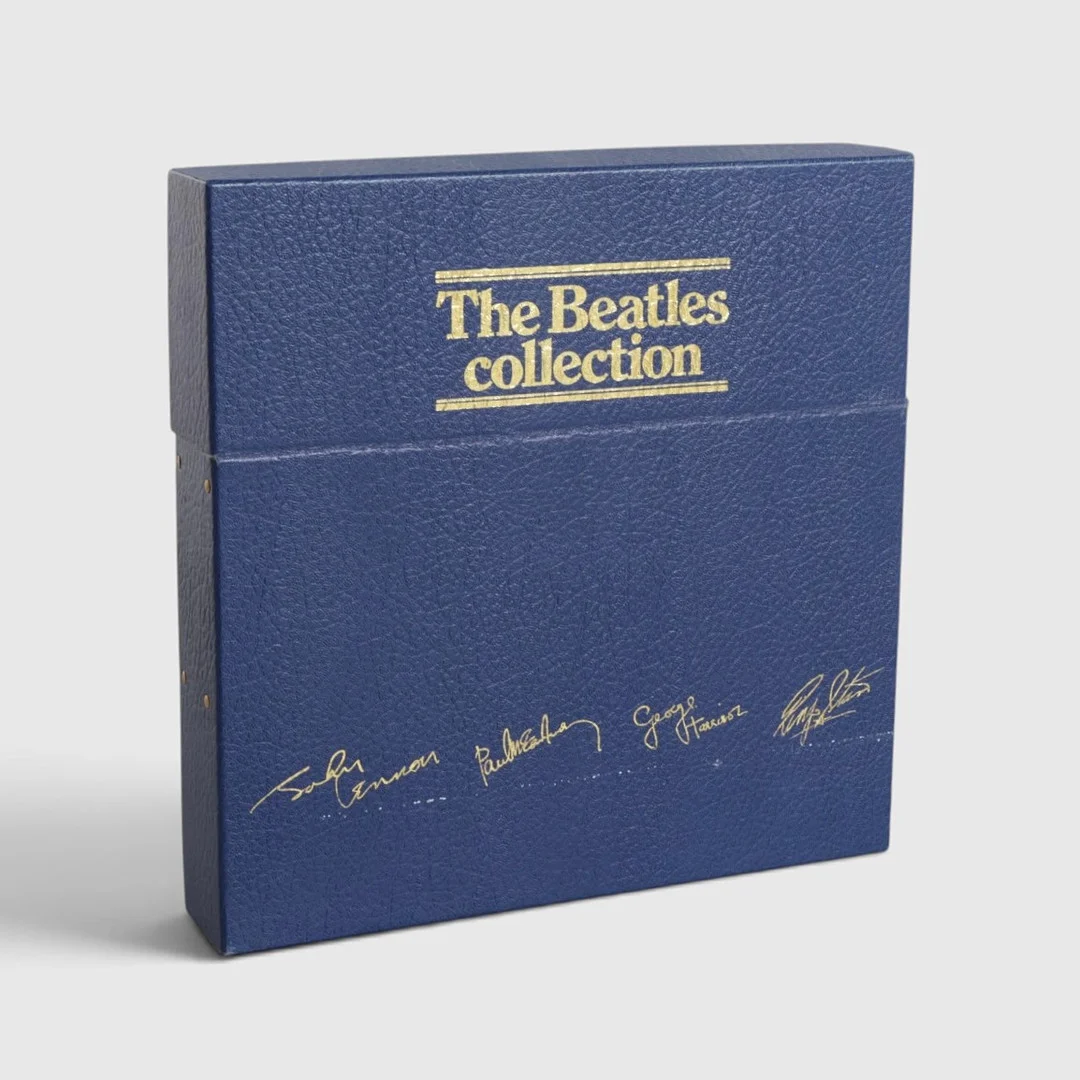 "The Beatles Collection" (BC-13), box set med 10 Beatles-albums i et marineblåt, hængslet etui med forgyldt præget dekoration. — Music memorabilia — Woxholt Auktionshus