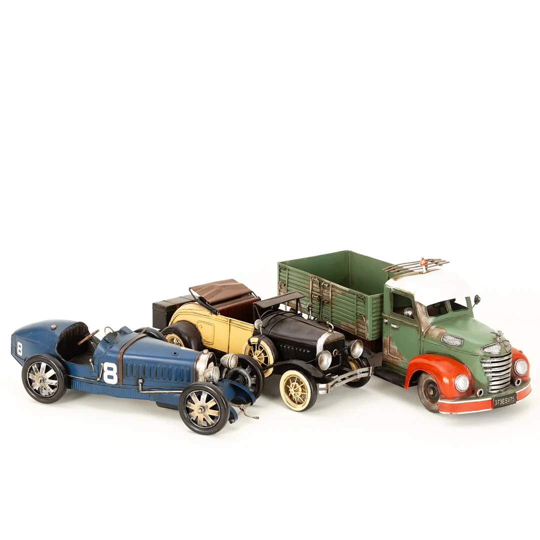 Drei Modellautos / Dekorationsmodelle: LKW, Bugatti und ein Oldtimer, 2000er Jahre (3). — Model cars — Stockholms Auktionsverk Hamburg