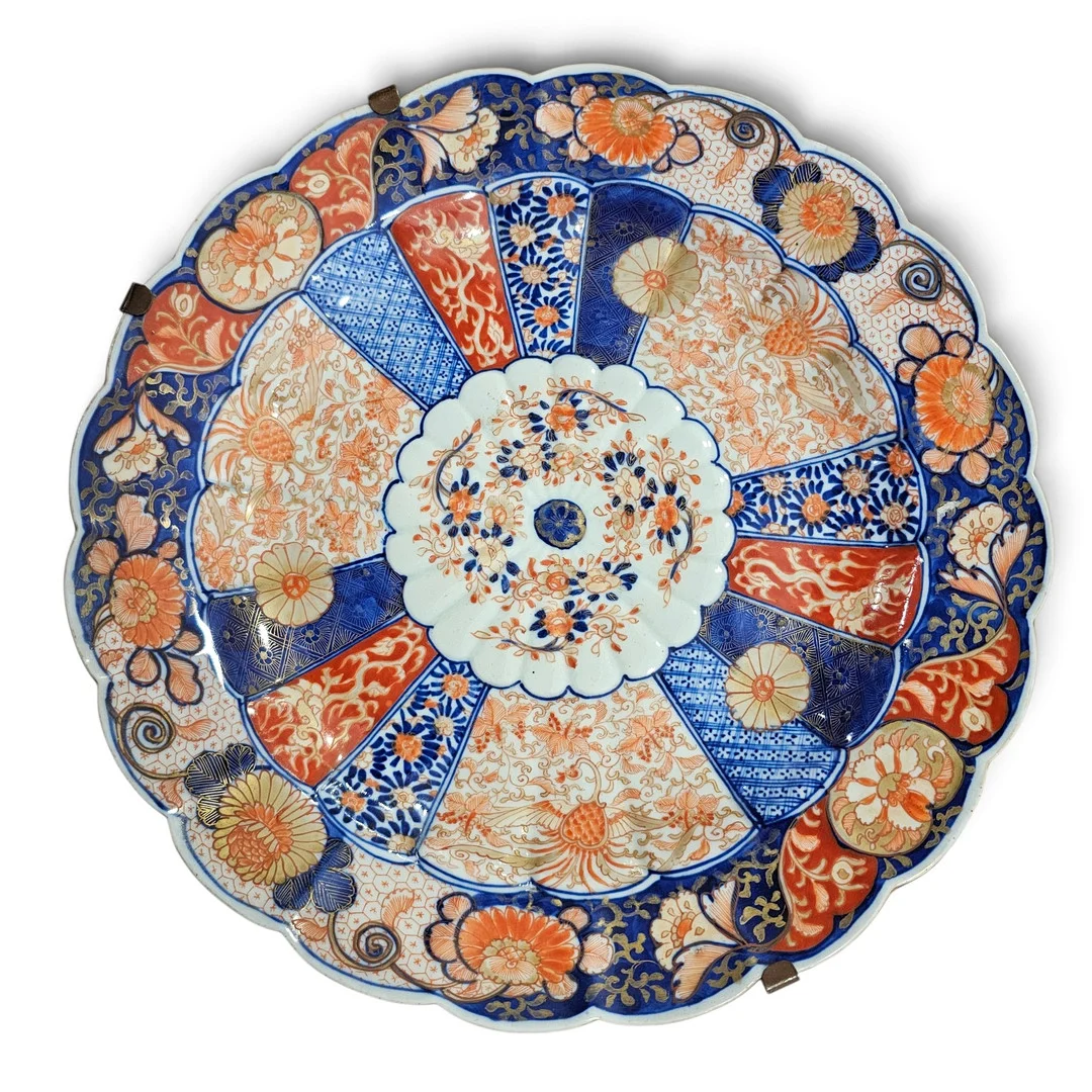 Plato Imari, Siglo XIX en porcelana con decoración de flores. — Oriental — Arce Auctions