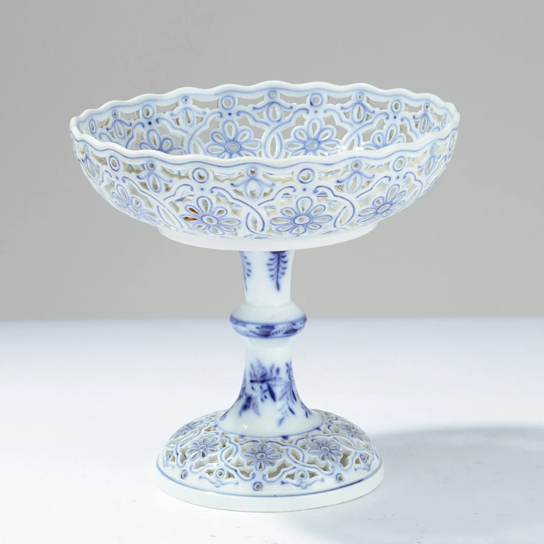 Meissen opsats af porcelæn. ' løgmønster' blå dekoration. Tyskland 20 årh. — European — Palsgaard Kunstauktioner