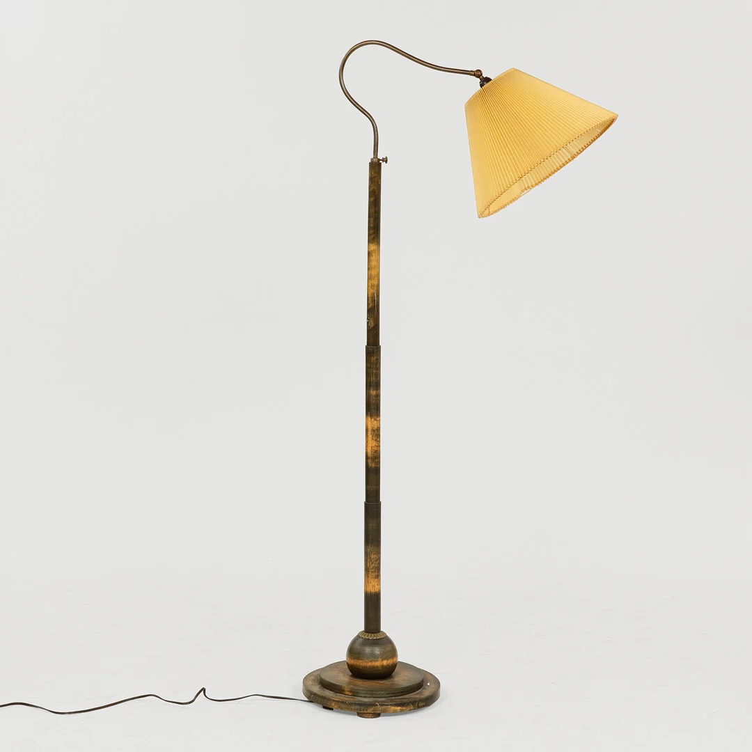 Standerlampe af bejdset træ og messing, skærm af plisseret plastik, Art Deco, ca. 1930'erne. — Floor lights — Palsgaard Kunstauktioner