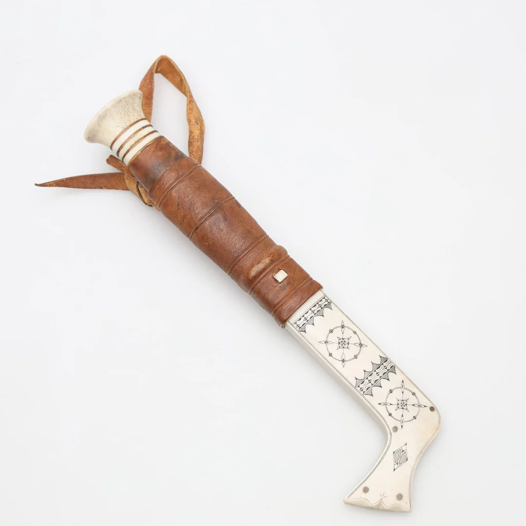 ANDERS FANKKI. SAMEKNIV, horn samt läder, signerad A.F. — Edged weapons — Borås Auktionshall