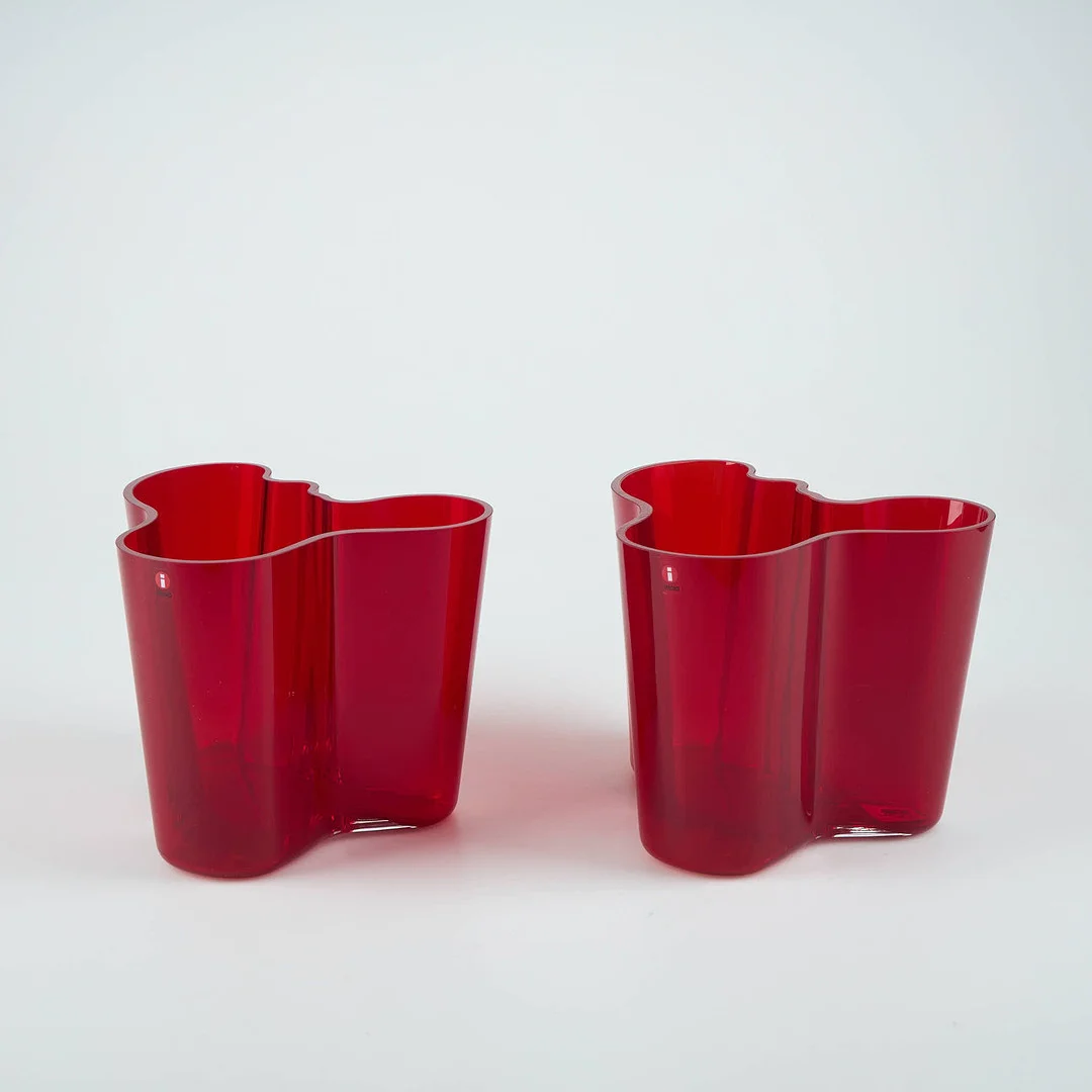 ALVAR AALTO. Två vaser, "Savoy", märkt Alvar Aalto Iittala. — Art glass — Stockholms Auktionsverk Helsinki