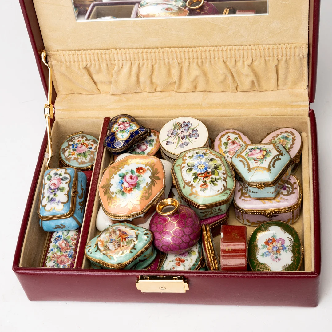 DOSOR, 22 st, FAT, 3 st samt MINIATYRVAS, porslin, förgyllda, emalj, bla Limoges och Sèvres, Frankrike, 1900-tal. — European — Auktionshuset Kolonn