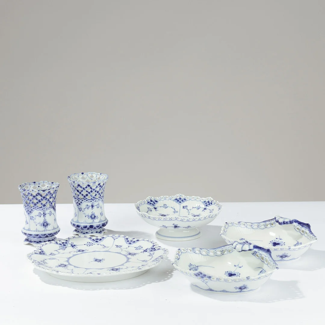 ARNOLD KROG (1856-1931). Stel af glaseret porcelæn, "Musselmalet Helblonde", Royal Copenhagen, Danmark, (6). — Tableware — Palsgaard Kunstauktioner