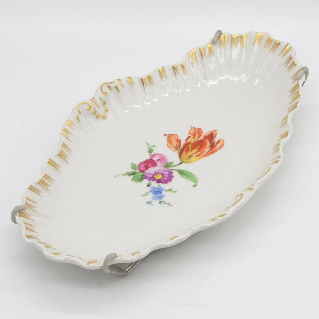 KPM BERLIN, ZIERTELLER AUS PORZELLAN, BLUMENDEKOR UND GOLDMALEREI (HANDBEMALT), MIT TELLERAUFHÄNGUNG, UM 1900. — European — Kunst- und Auktionshaus Kleinhenz