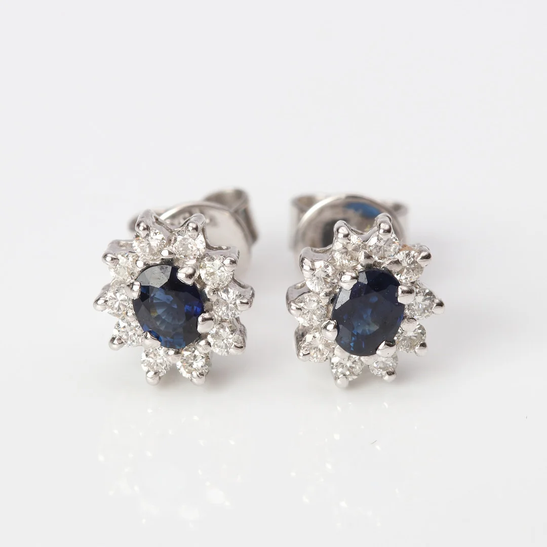 ÖRHÄNGEN, ETT PAR. 18k vitguld med mörkblå fasetterade safirer och briljantslipade diamanter, totalvikt ca 2,4 gram. — Earrings — Skånes Auktionsverk