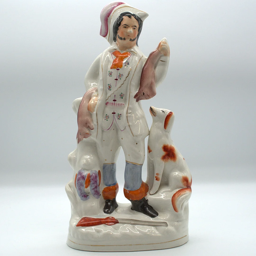 ENGLISCHER STAFFORDSHIRE-JÄGER MIT HUND, KANINCHEN UND WILD, 19. JAHRHUNDERT. — European — Kunst- und Auktionshaus Kleinhenz