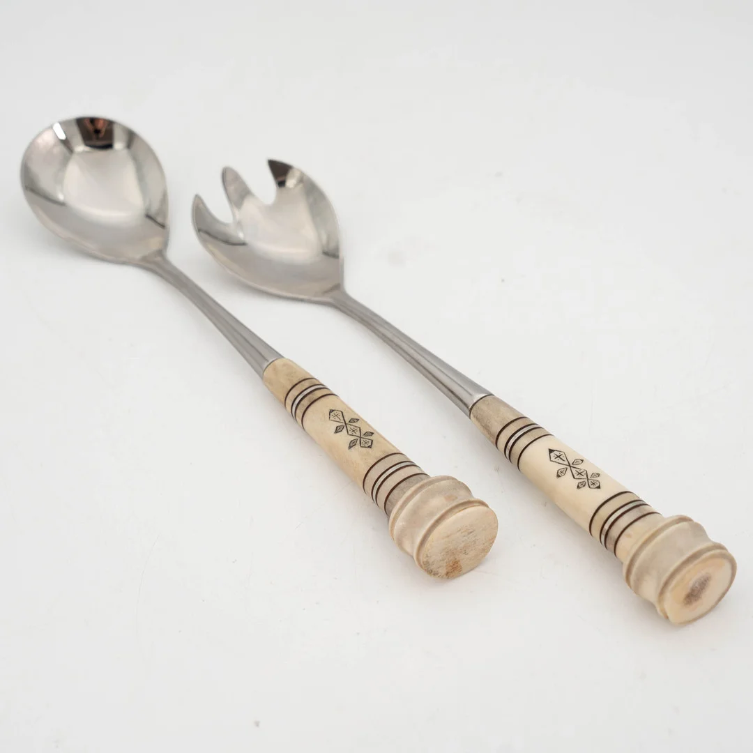 OIDENTIFIERAD SLÖJDARE. Salladsbesstick, sameslöjd, horn och rostfritt stål, 2 delar. — Sami Arts & Crafts — Norrlands Auktionsverk