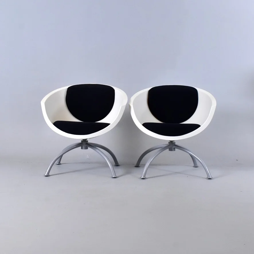 SNURRFÅTÖLJER, 1 par, plast på lackerat metallunderrede. — Armchairs & Chairs — Halmstads Auktionskammare