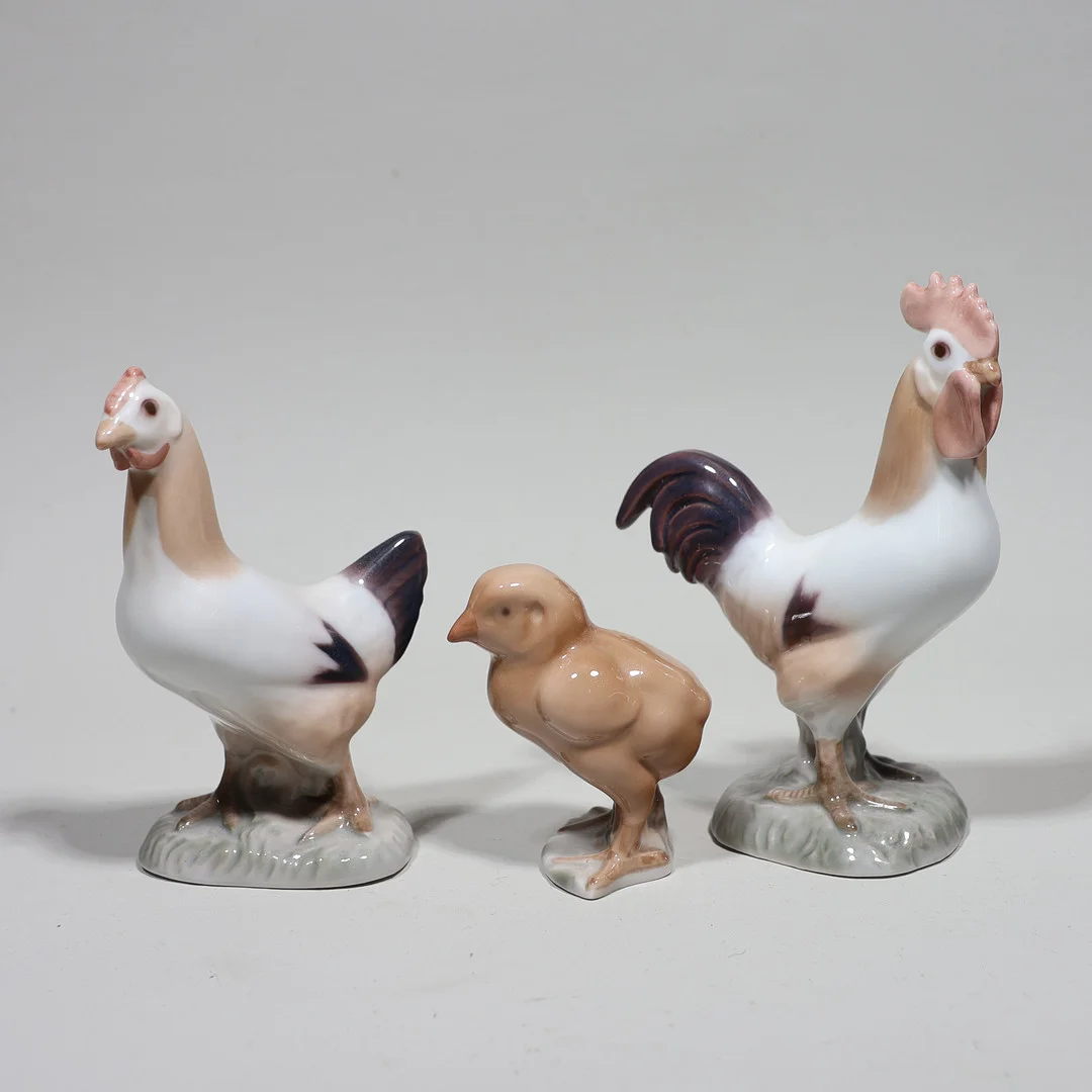 SVEND JESPERSEN. för Bing & Gröndahl, figuriner #2192, 2193, 2194, tupp höna och kyckling i porslin, Danmark, 3 delar. — European — Markus Auktioner