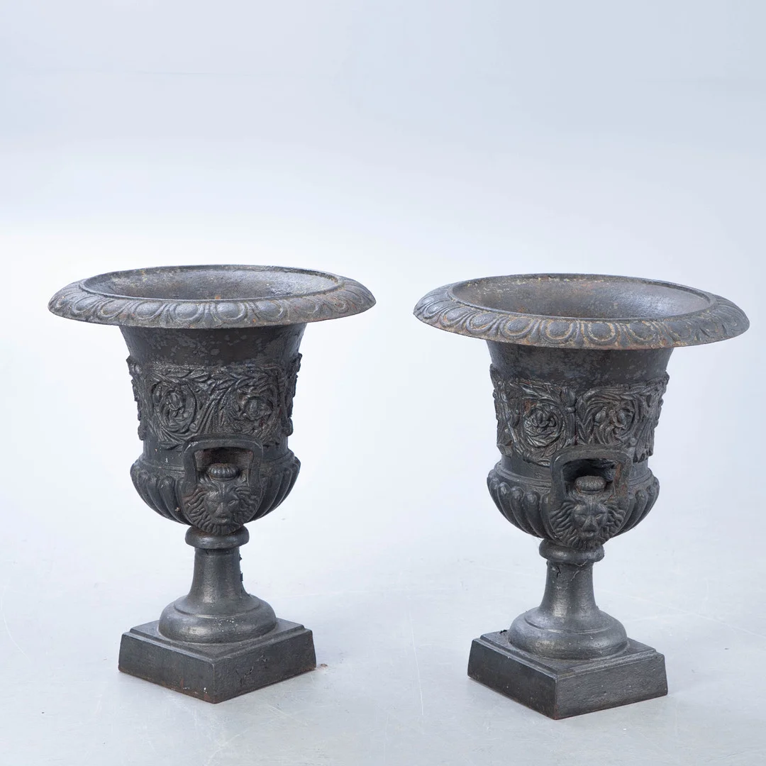 Zwei Medici-Vasen, wohl Frankreich, um 1900 (2). — Garden Sculptures & Urns — Stockholms Auktionsverk Hamburg