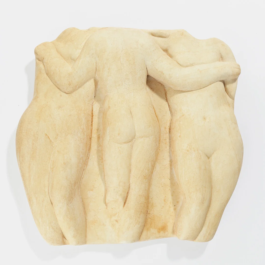 Væghængt relief af gips, "De tre gratier", 21. årh. — Sculptures & Bronzes — Palsgaard Kunstauktioner