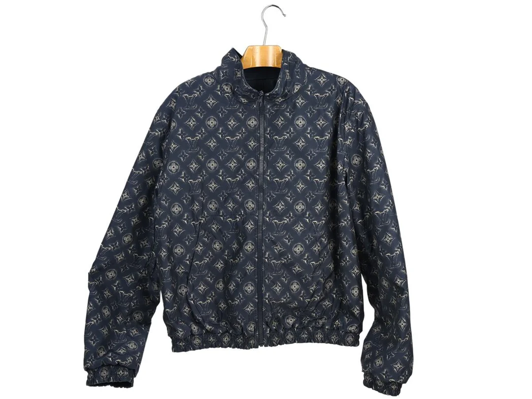 LOUIS VUITTON, JACKA, Reversible Car Coat, blått LV monogram, lammskinn, bomull, polyester, blåa beslag, dragkedja, stl 54, kvittokopia från 2022, dustbag. Excellent Condition. — Kläder/Jackor — Kaplans
