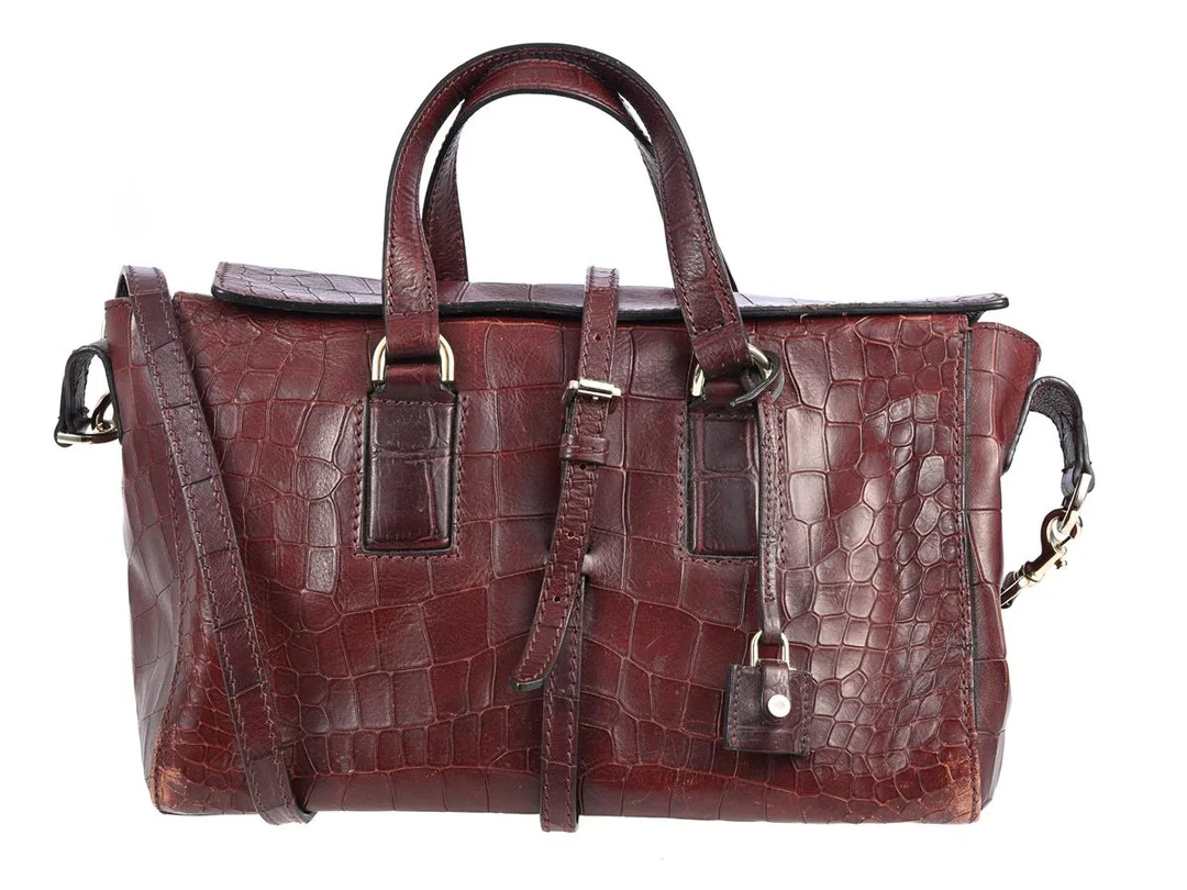 VÄSKA, MULBERRY, vinrött präglat läder, guldfärgade beslag, 31x20x14 cm, avtagbar axelrem, lätt slitage. — Accessoarer/Väskor — Kaplans