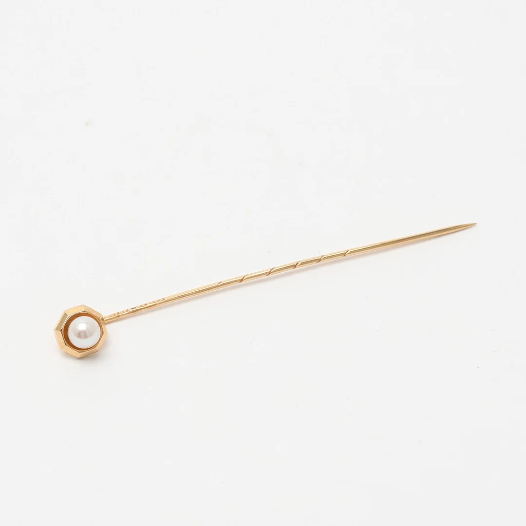 KRÅSNÅL guld 18K med pärla. — Cufflinks & Tie Pins — Uppsala Auktionskammare