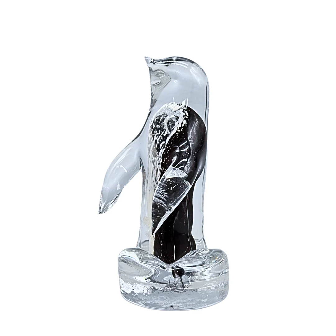PINGUIN-FIGUR AUS KRISTALLGLAS AUF EINEM EISSCHOLLEN-SOCKEL. — Art glass — Auktionshaus Stuber's Hammerschlag