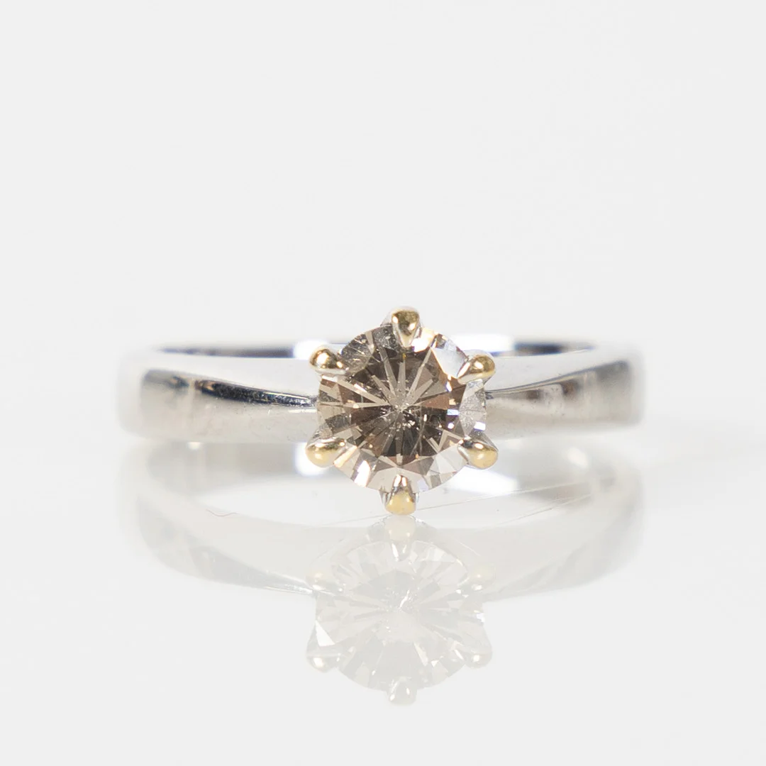 RING, Diamant 1.00 ct. 18K vitguld. — Rings — Stockholms Auktionsverk Helsingborg