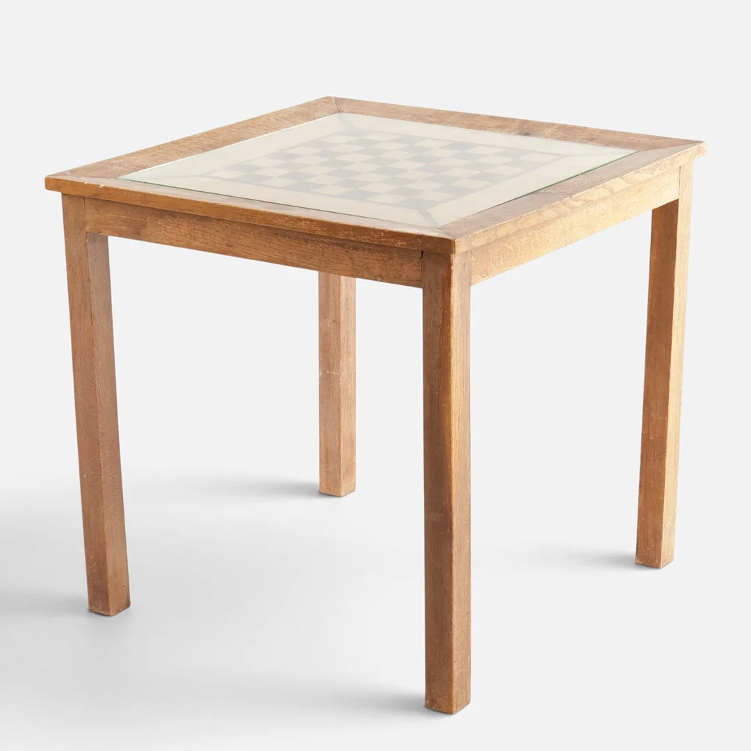 Skakbord af eg med plade af klart glas, herunder 'bræt' af intarsia med lyst og mørkt træ. Udført omkring 1900-tallets midte. — Tables — Woxholt Auktionshus
