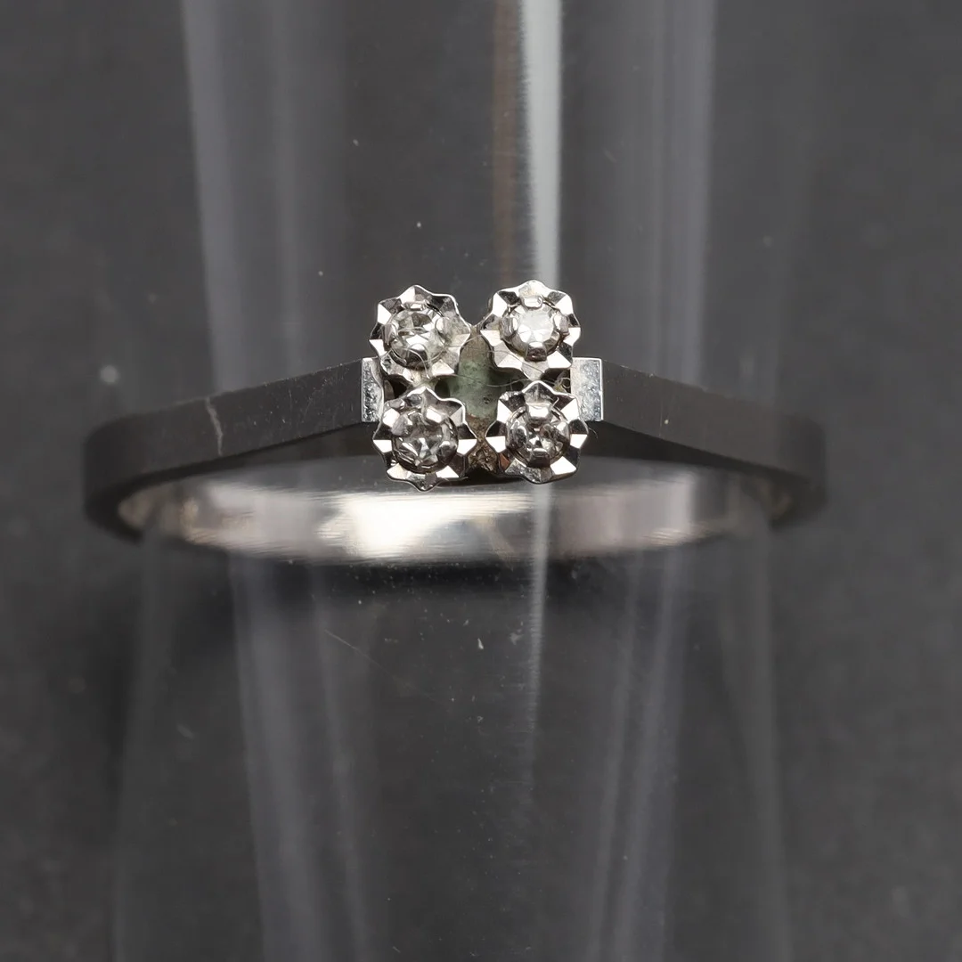RING med diamanter 4 x ca 0,01 ct 18K guld bruttovikt ca 2,3 gram. — Rings — Höörs Auktionshall