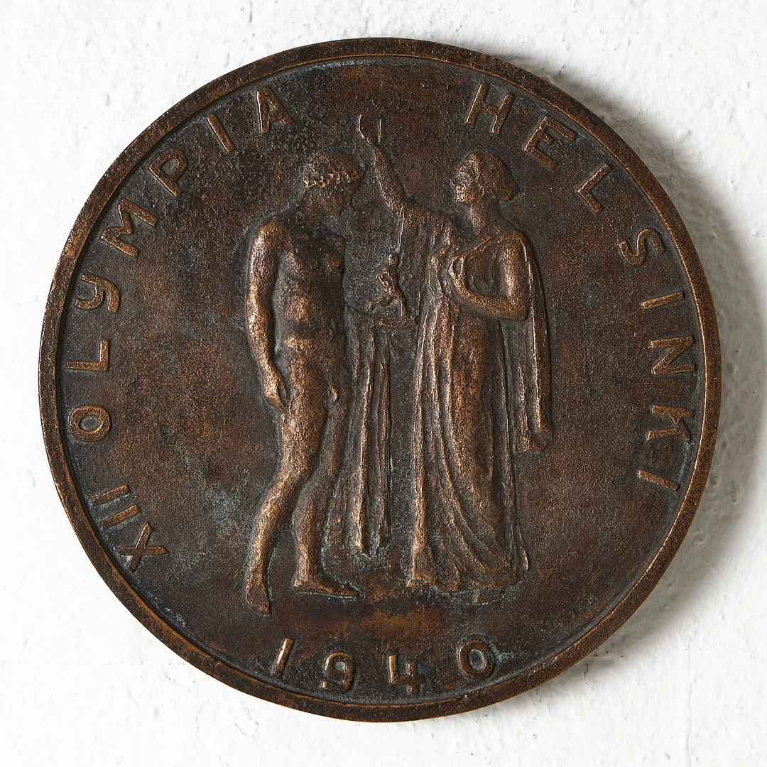 EEMIL HALONEN (1875-1950). Bronsrelief, OS-medaljförslag, text XII OLYMPIA HELSINKI 1940, inskriptioner i kanten "E. Halosen ehdotus v. 1940 olympiamitaliksi" (E. Halonens förslag till OS-medaljen 1940). — Other metals — Stockholms Auktionsverk Magasin 5
