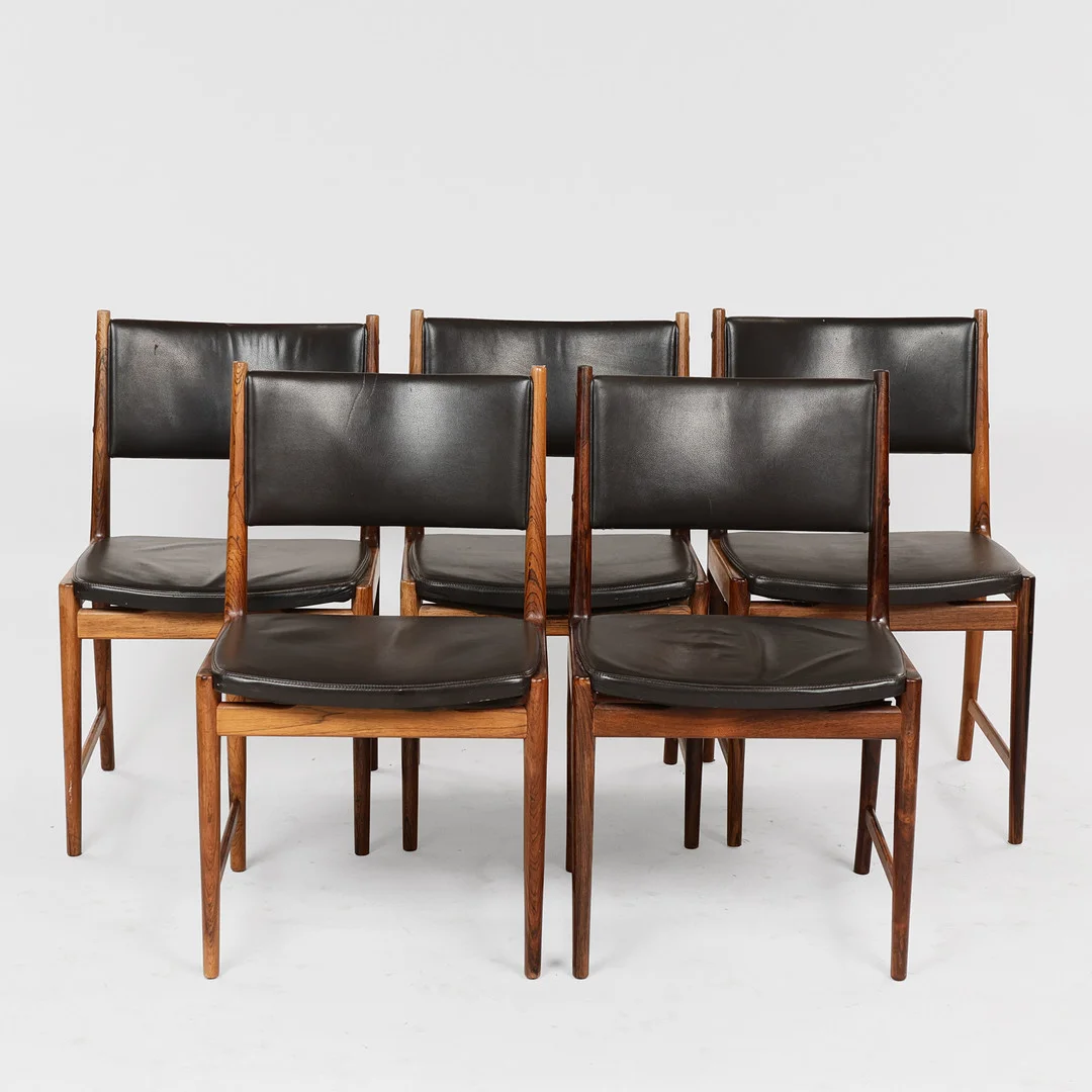KAI LYNGFELDT LARSEN (1920-2001). Sæt af fem stole af massivt palisander betrukket med mørkebrunt læder, Søren Willadsens Møbelfabrik, Danmark, 1960'erne, (5). — Armchairs & Chairs — Palsgaard Kunstauktioner