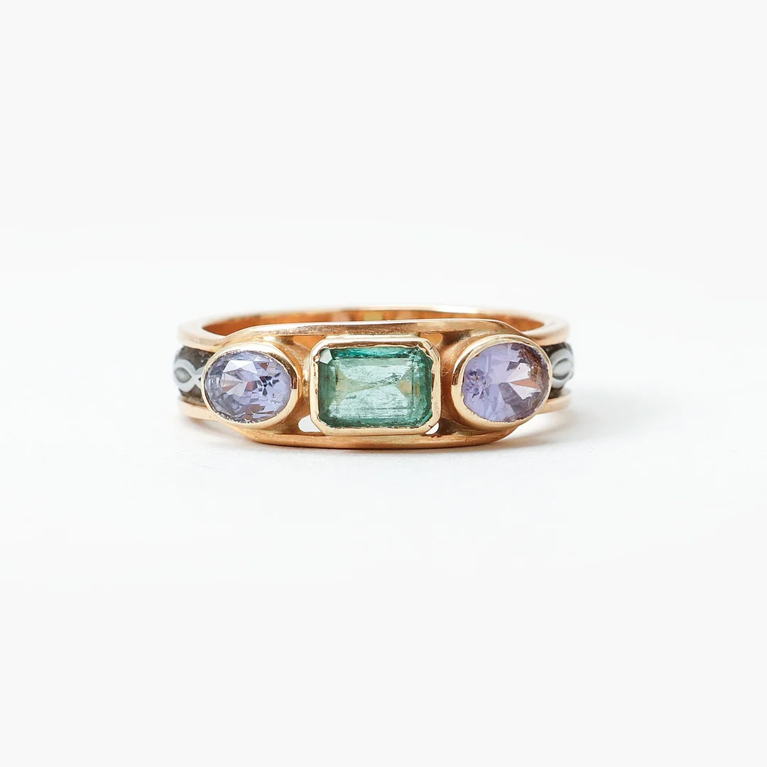 RING, 18k guld, smaragd och lila safirer, vikt ca 8,6 gram, Göteborg, 1967. — Rings — Göteborgs Auktionsverk