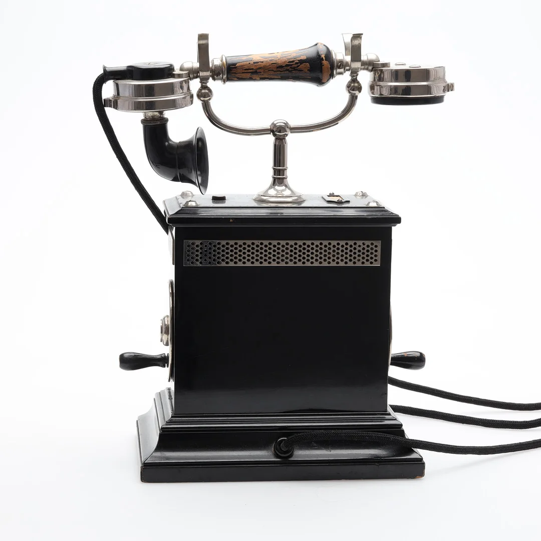 BORDSTELEFON, telegrafverkets verkstad. — Modern consumer electronics — Höörs Auktionshall