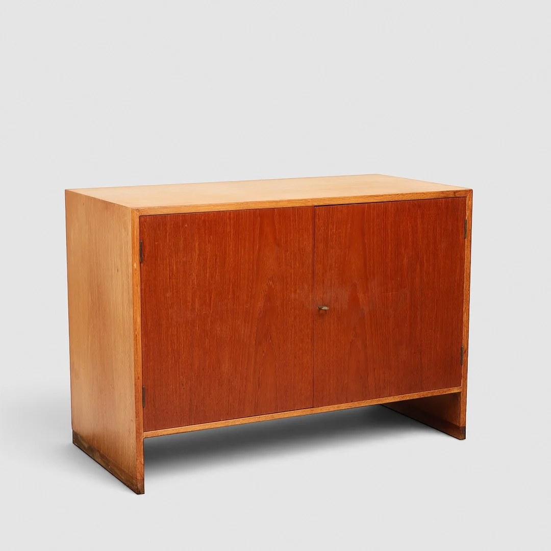 HANS J WEGNER. "Ry 15", skab af eg med låger af teak og greb af messing, Ry Møbler, Danmark, formgivet 1951. — Cupboards, Cabinets & Shelves — Palsgaard Kunstauktioner
