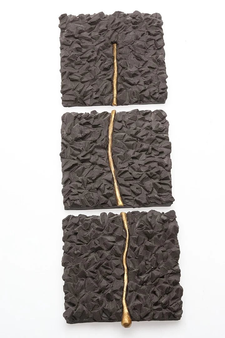 OIDENTIFIERAD KONSTNÄR. VÄGGSKULPTUR. Lergods. Triptyk med genomlöpande gyllene inslag, monogramsignerad. — European — Örebro Stadsauktioner