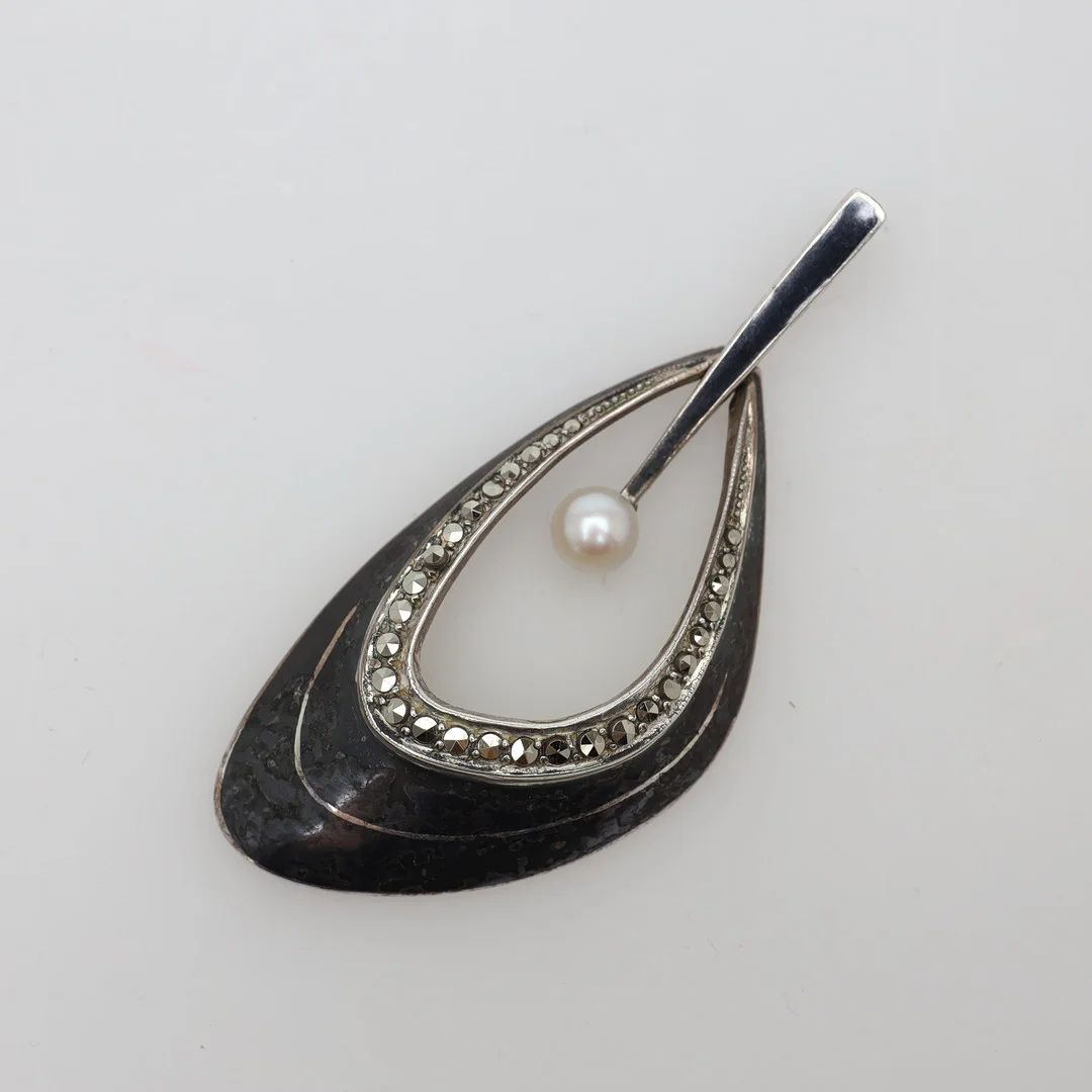 HÄNGE, silver, brutto vikt ca 8,7 gram. — Brooches & Pendants — Borås Auktionshall