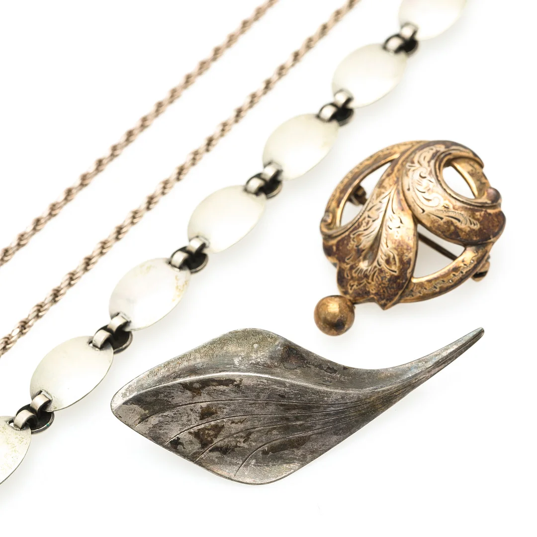 SAMLING SMYCKEN, 4 delar, bland annat Alton, samt Hermann Siersbol, 1900-talets andra hälft. — Jewellery — Auktionsmagasinet Vänersborg