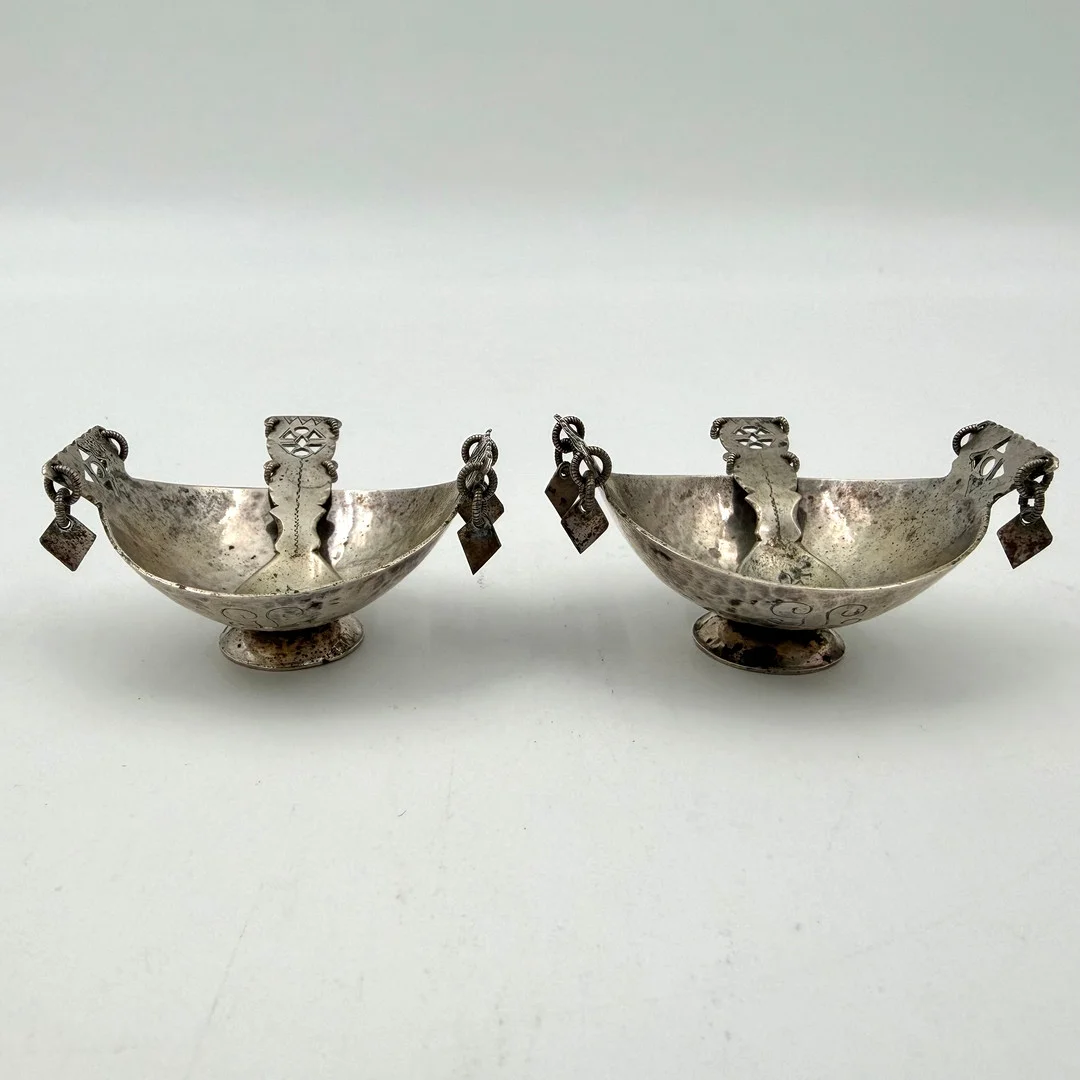 SALTKAR med saltskedar, 1 par, silver/830, stämplad för Nya Guldsmedsaffären Göte Persson, Vilhelmina, 1947. Total vikt ca 38 gr. — Silver — Skandia Auktion
