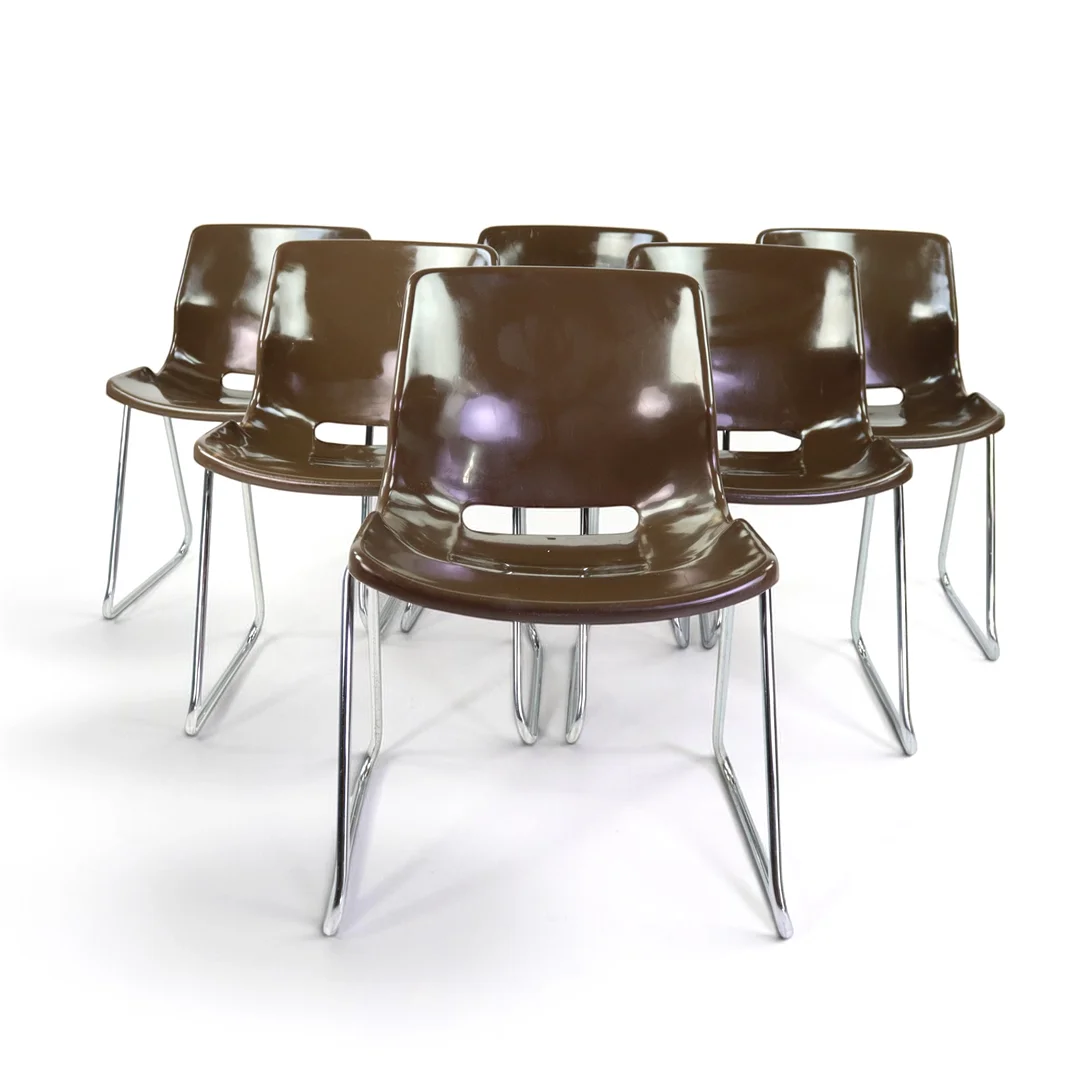 SVANTE SCHÖBLOM. STOLAR, 6 stycken, "Clipper", brun plast, ben i förkromad stål, för Overman, 1983. — Armchairs & Chairs — Höganäs Auktionsverk