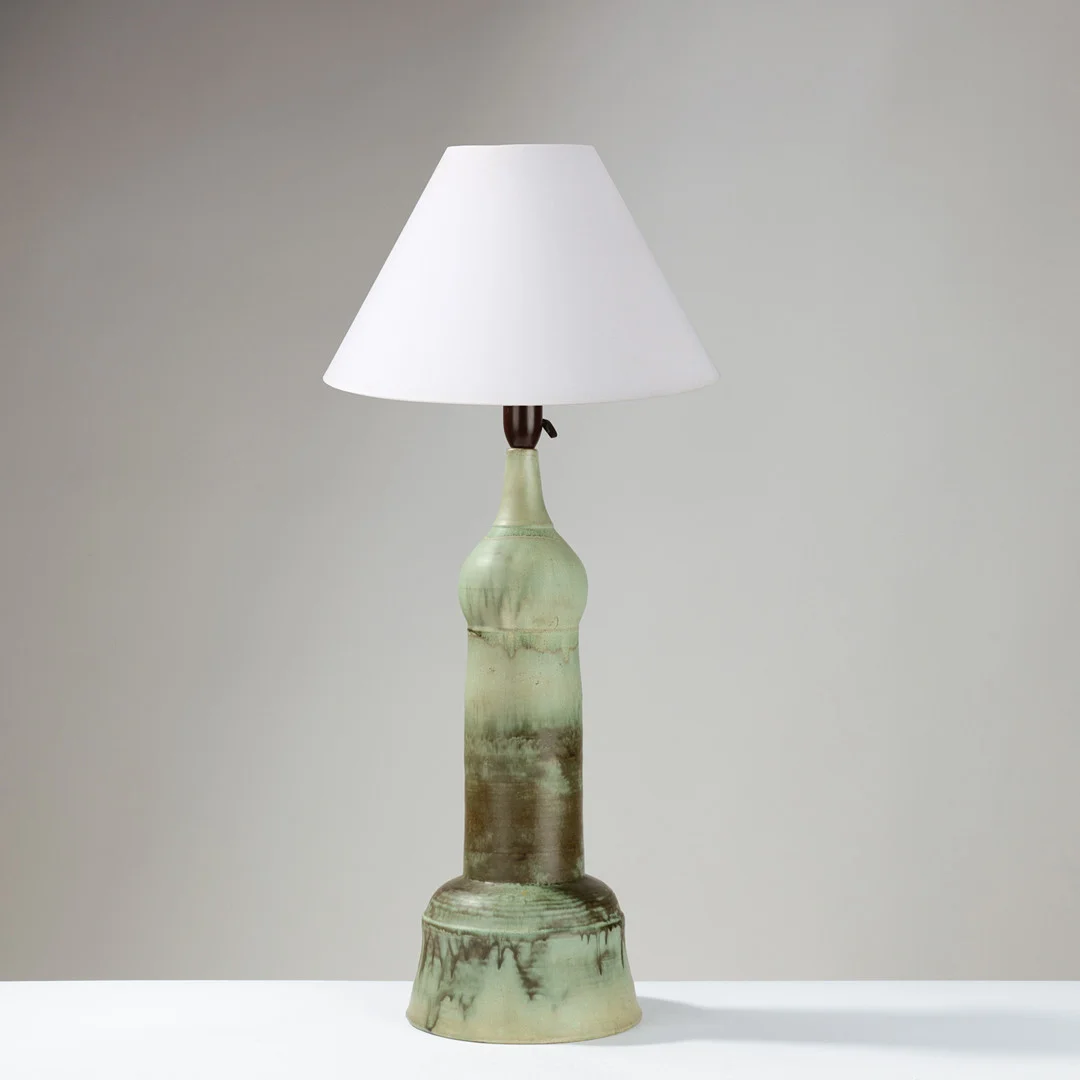 HUGO OSTED. Bordlampe af grønglaseret keramik, Danmark, 1900-tallets anden halvdel. — Table Lamps — Palsgaard Kunstauktioner