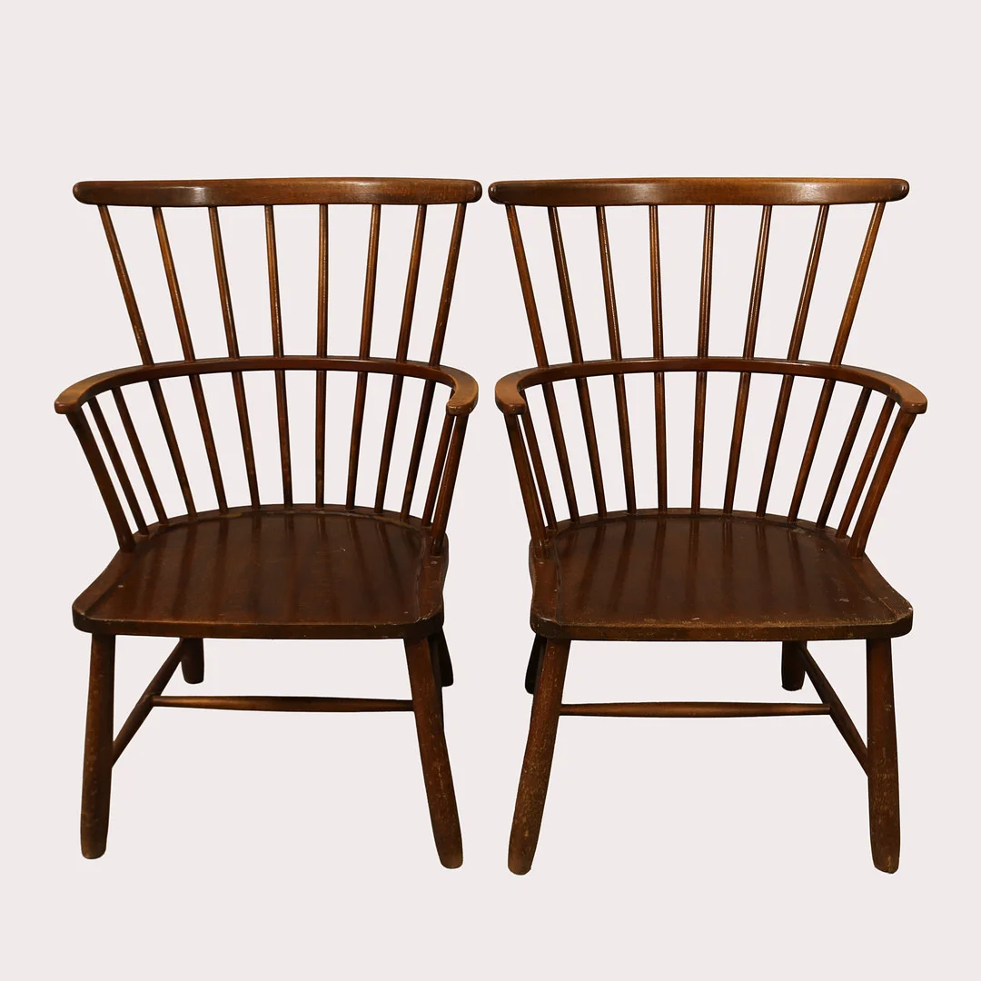FRITS HENNINGSEN. Karmstolar, "Windsor" CH-18, betsat trä, Danmark, ett par. — Armchairs & Chairs — Limhamns Auktionsbyrå
