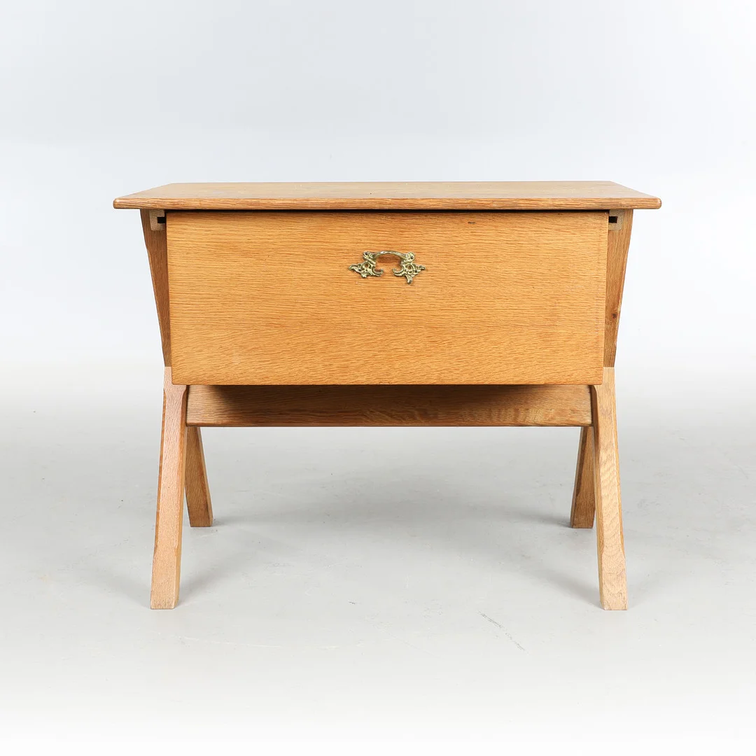 KJÆRNULF. HANS ART. Sybord af egetræ, 1960'erne. — Tables — Bidstrup Auktioner
