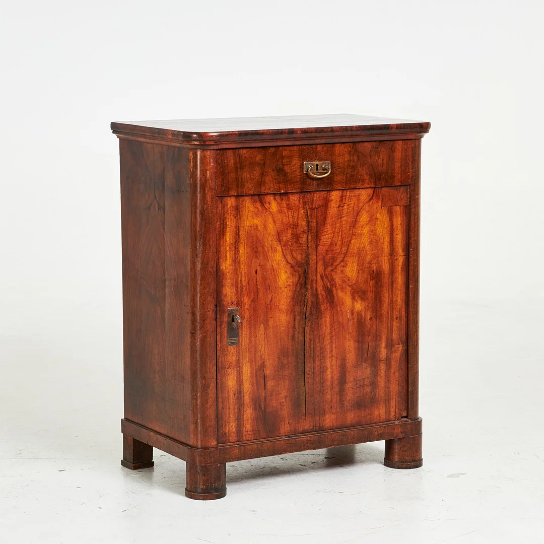 SKÅP. Jugend, 18/1900 tal, mahogny, cylinderformade fötter, beslag i mässing. — Cupboards, Cabinets & Shelves — Stockholms Auktionsverk Sickla