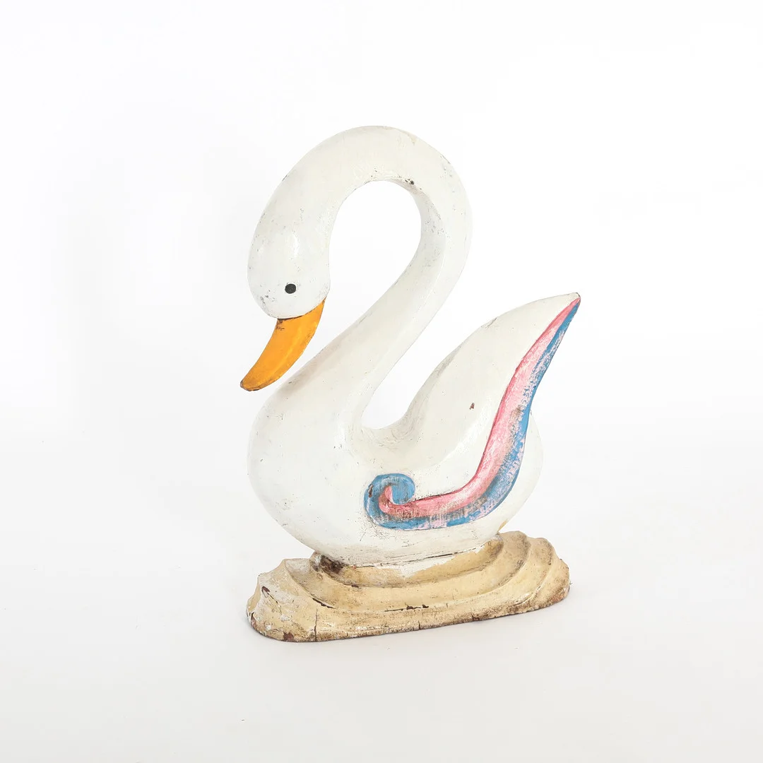 SVAN, skuret trä, 53 cm hög, 1900-talets andra hälft. — Garden Sculptures & Urns — Auktionsverket Engelholm