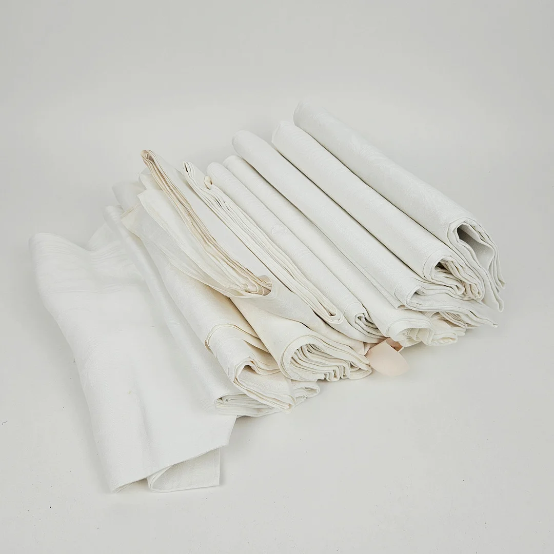 DUKAR, 10 st, bland annat damast, 1900-tal. — Textiles — Auktionshuset Thörner & Ek