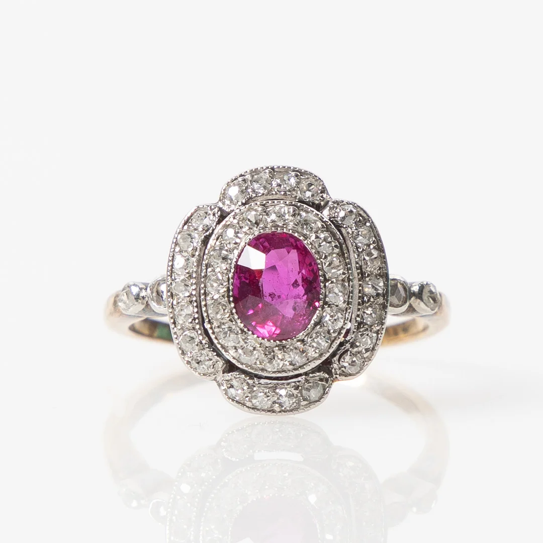 RING, 14K guld och platina med fasettslipad rubin och gammalslipade diamanter, 1900-talets början. — Rings — Stockholms Auktionsverk Helsingborg