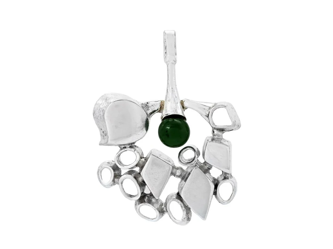 HÄNGE, sterlingsilver, aventurin kvarts, Nordisk Kokusai, Stockholm 1975, höjd 4,5 cm, bredd 3,5 cm, vikt 13,2 g. — Smycken/Hänge — Kaplans
