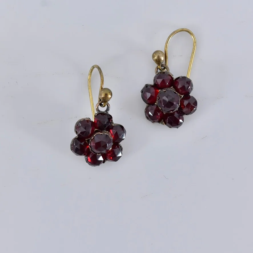 ÖRHÄNGEN, med granater, förgylld metall. — Earrings — Halmstads Auktionskammare