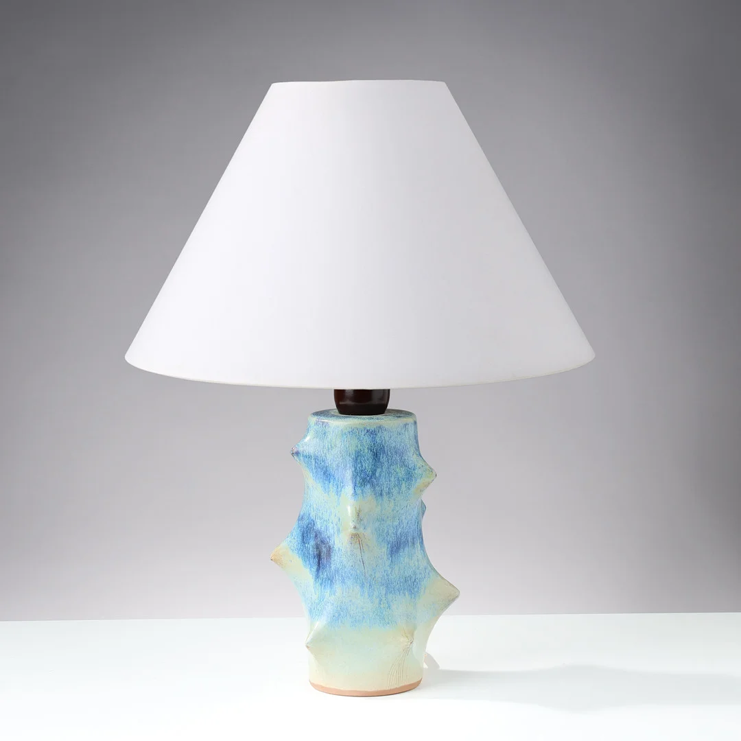 KNUD BASSE. "Rosentorn", bordlampe af keramik glaseret i blå og grønne nuancer, Michael Andersen & Søn, Bornholm, Danmark, 1900-tallets anden halvdel. — Table Lamps — Palsgaard Kunstauktioner