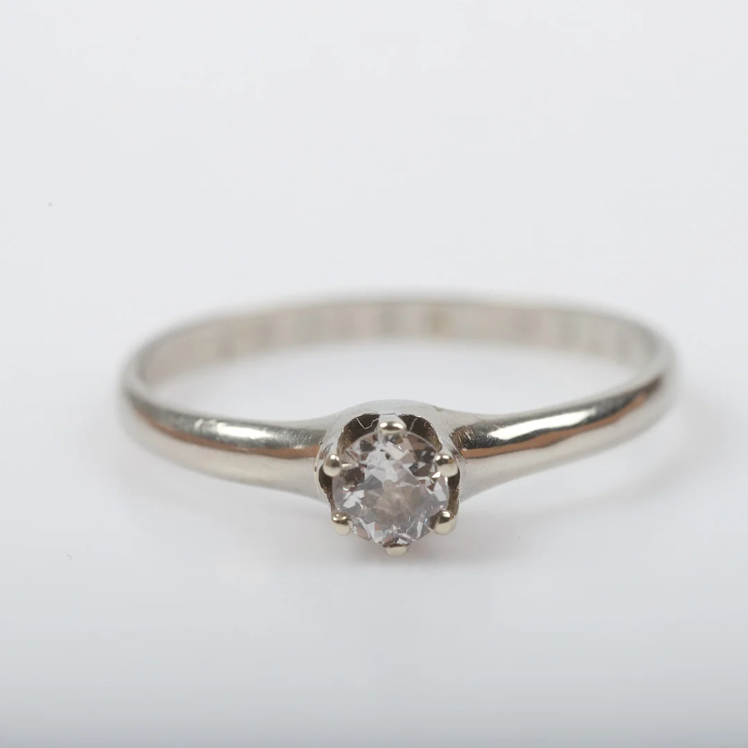 ENSTENSRING, 14 K vitguld med briljantslipad diamant, ca 0,23 ct. — Rings — Helsingborgs Auktionskammare