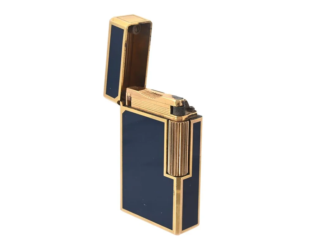 TÄNDARE, ST DUPONT, N6AV34, gulmetall, mörkblå kinalack, 5,7 cm x 3,5 cm x 1,4 cm, ej funktionstestad. — Accessoarer/Tändare — Kaplans