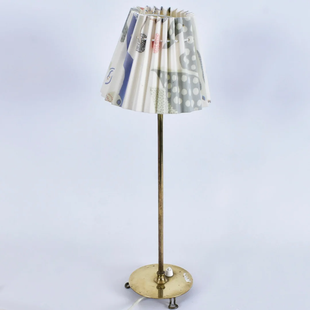 JOSEF FRANK. bordslampa, mässing, Firma Svenskt Tenn, modell 2552. — Table Lamps — Halmstads Auktionskammare